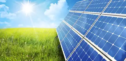 Casa con pannelli fotovoltaici installati sulla copertura